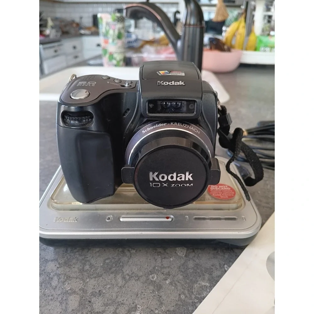 Kodak EasyShare DX7590 5.0MP 10x Zoom Digital Camera + Dock And Manuals